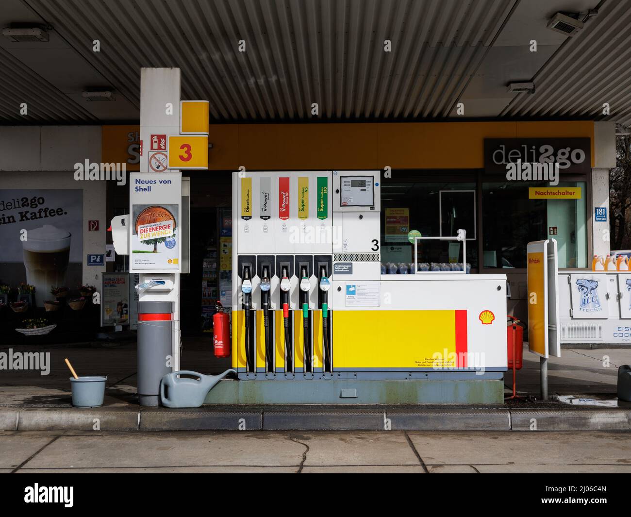 Munich, Alemania. 16th Mar, 2022. Una gasolinera de Alemania, muestra el precio actual del combustible el 16 de marzo de 2022. A pesar de la vacilación de Alemania de reducir el