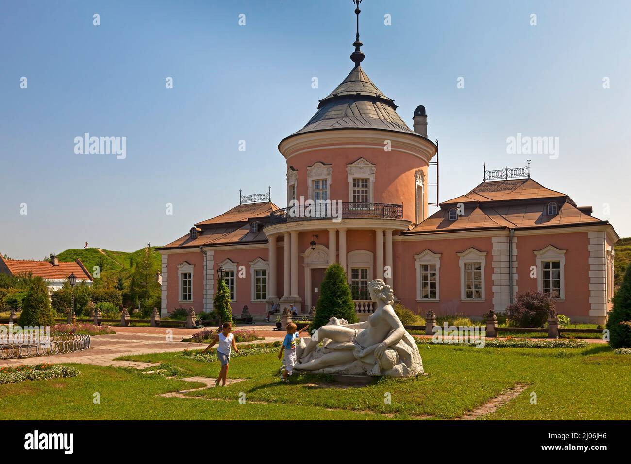 Visitantes y terrenos en el Castillo de Zoolochiv, Galicia, al oeste de Ucrania Foto de stock