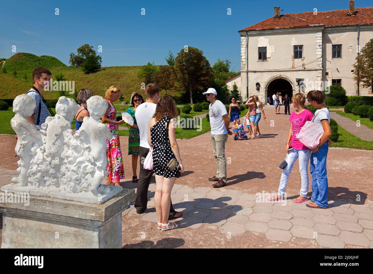 Grupo de turistas ucranianos en el Castillo de Zoolochiv, Galicia, al oeste de Ucrania Foto de stock