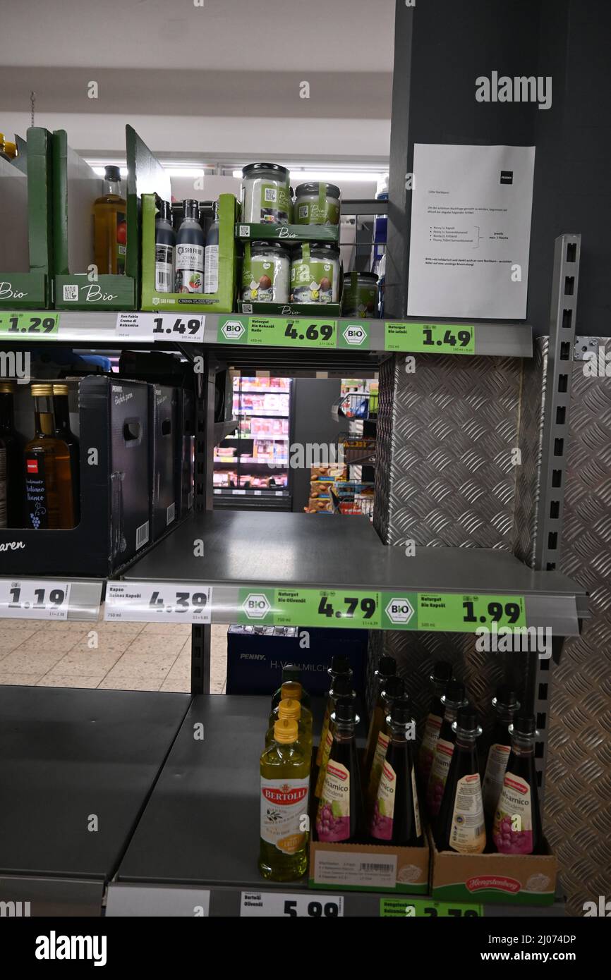 Hamburg der 15.03.2022 - aufgrund sogenannter Hamsterkäufe sind Speiseöl, Mehl, Zucker und Nudeln bei vielen Supermärkten und Discountern vergriffen. Foto de stock