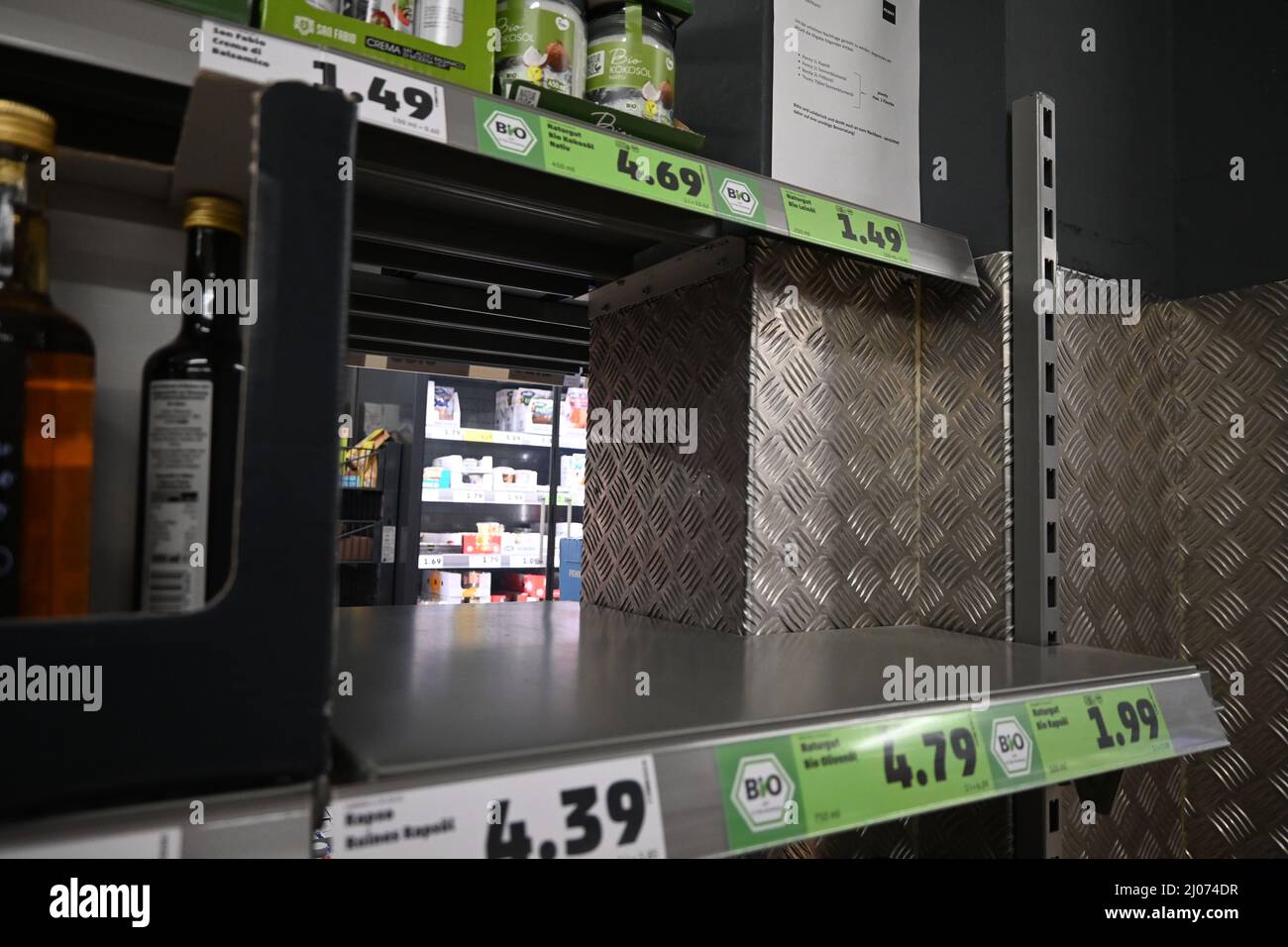 Hamburg der 15.03.2022 - aufgrund sogenannter Hamsterkäufe sind Speiseöl, Mehl, Zucker und Nudeln bei vielen Supermärkten und Discountern vergriffen. Foto de stock