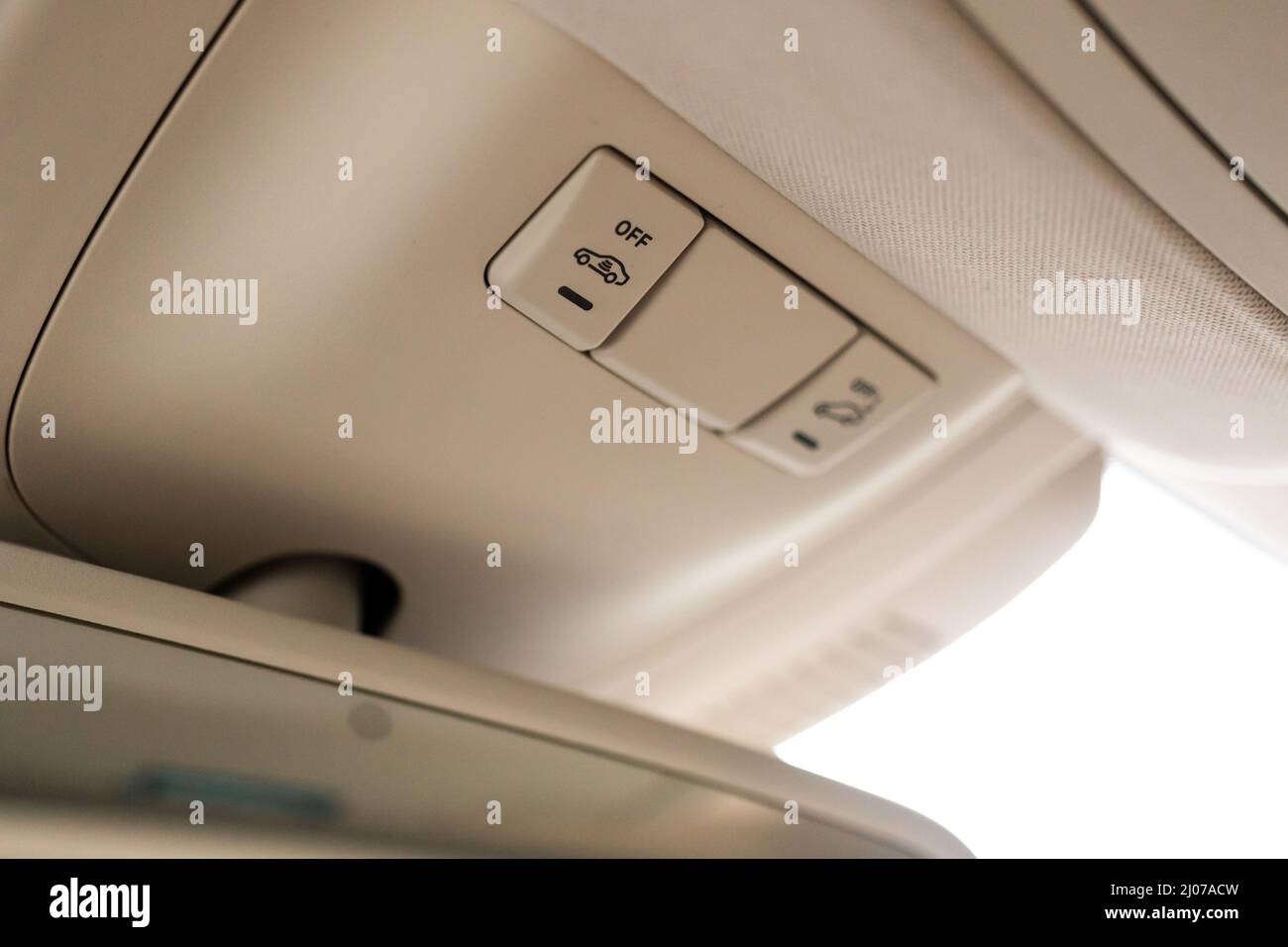 Cierre del interruptor de luces de cabina en el coche, panel de control de  luces en el interior del coche. Para leer, etc Fotografía de stock - Alamy