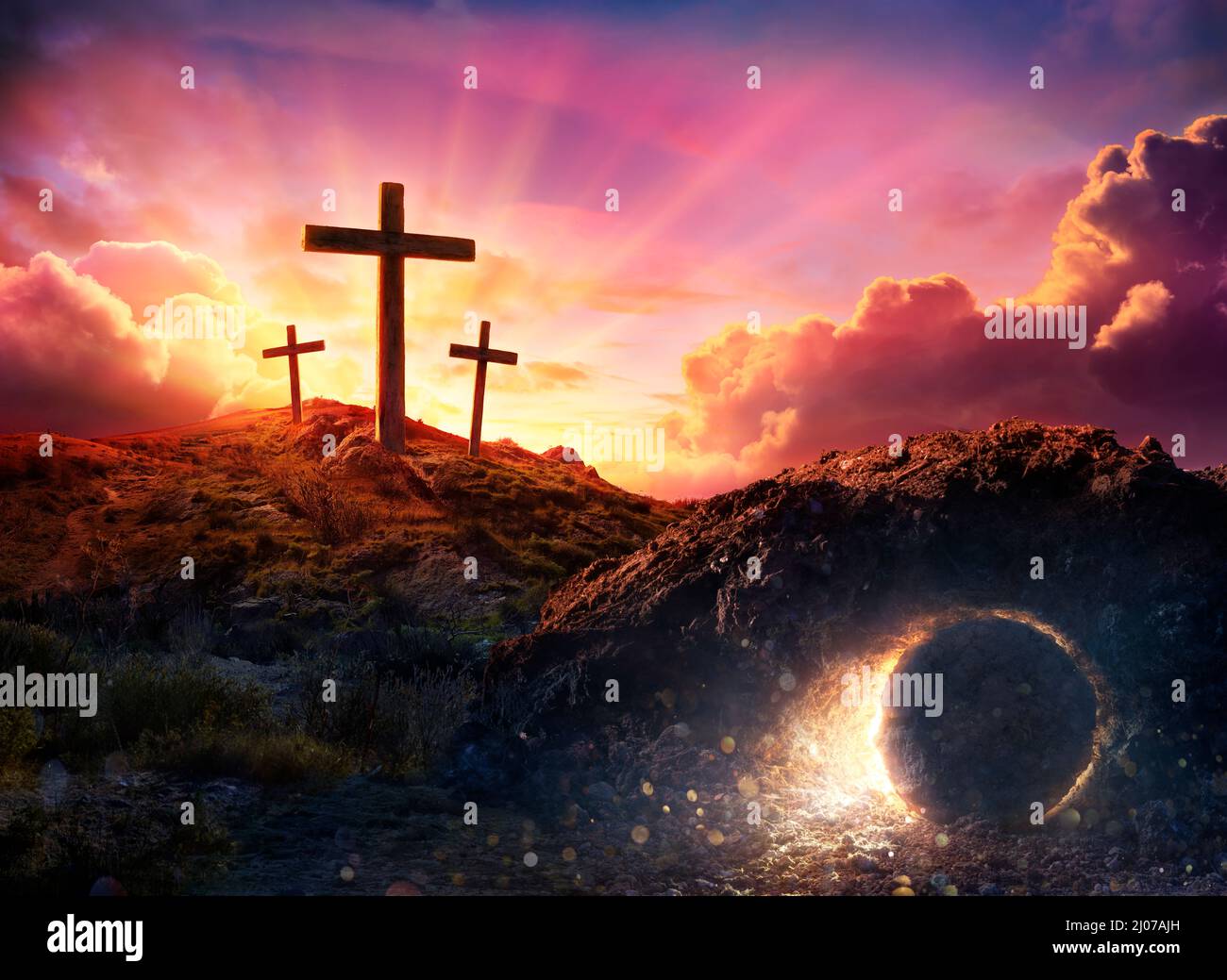 Resurrección - Cruces y Tumba Vacía con Crucifixión al Amanecer y Luces Abstractas Detocadas Foto de stock