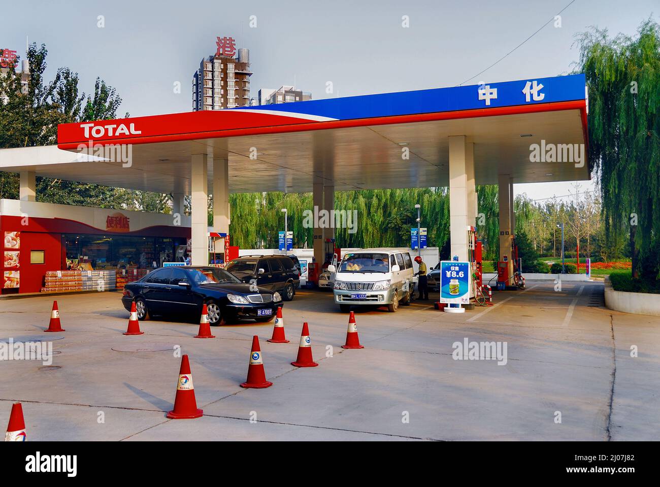Pekín, China, Coches en la gasolinera de servicio 'Total Sinochem', capitalismo chino Foto de stock