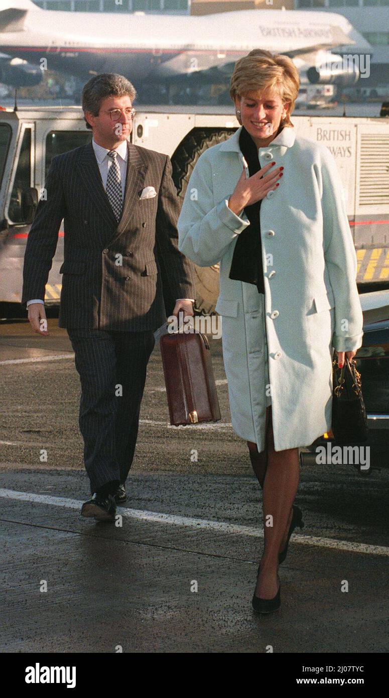 Foto del expediente de fecha 11/12/95 de la Princesa de Gales y su Secretario Privado, Patrick Jephson, en el Aeropuerto de Heathrow. La BBC dijo que le ha pagado a Diana, el secretario privado de la Princesa de Gales, Patrick Jephson, una 'suma importante' por daños y perjuicios y le ha disculpado 'sin reservas' por la forma en que Martin Bashir obtuvo su entrevista Panorama en 1995. Fecha de emisión: Jueves 17 de marzo de 2022. Foto de stock