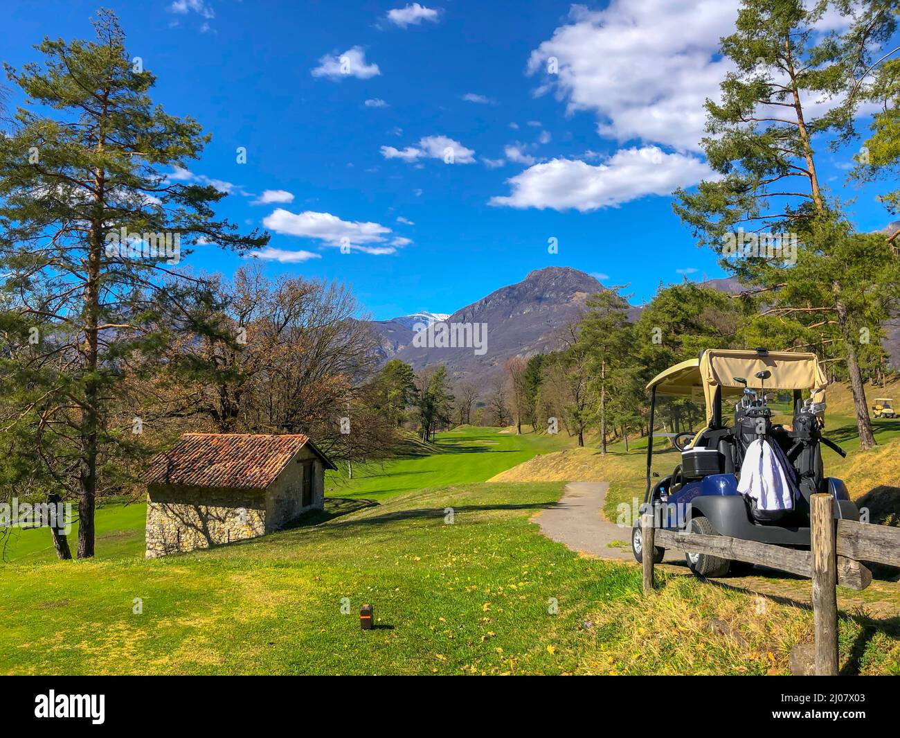 Campo de golf Menaggio con vistas a la montaña en Lombardía, Italia. *** Título local *** golf,campo de golf,bandera de golf,bandera,verde,carrito de golf,bolsa de golf,conjunto de golf,t Foto de stock