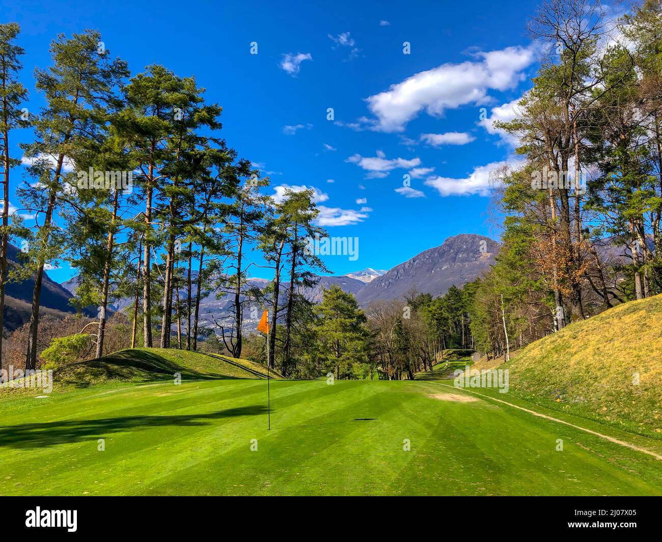 Campo de golf Menaggio con vistas a la montaña en Lombardía, Italia. *** Título local *** golf,campo de golf,bandera de golf,bandera,verde,putting green,putting,high up Foto de stock