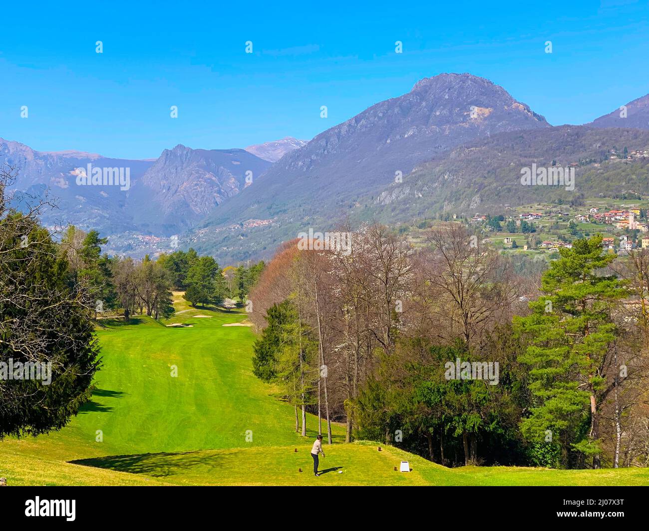 Campo de golf Menaggio con vistas a la montaña en Lombardía, Italia. *** Título local *** Campo de golf,golf,golfista,naturaleza,belleza en la naturaleza,majestuosa,belleza,pla Foto de stock
