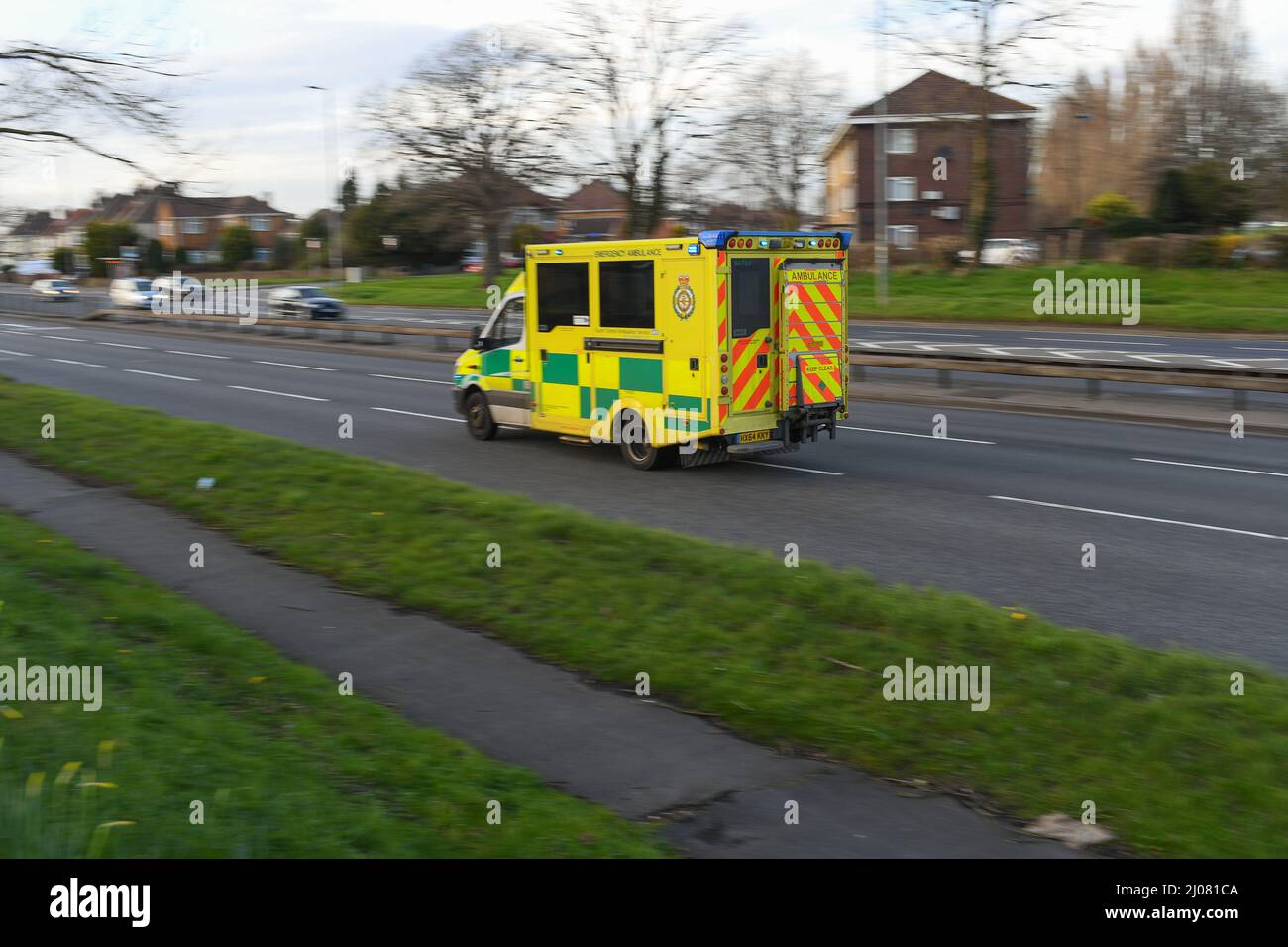 Ambulancia central sur conduciendo a velocidad a lo largo de A33 en Southampton Hampshire en llamada de emergencia con espacio de copia. Captura panorámica. Foto de stock