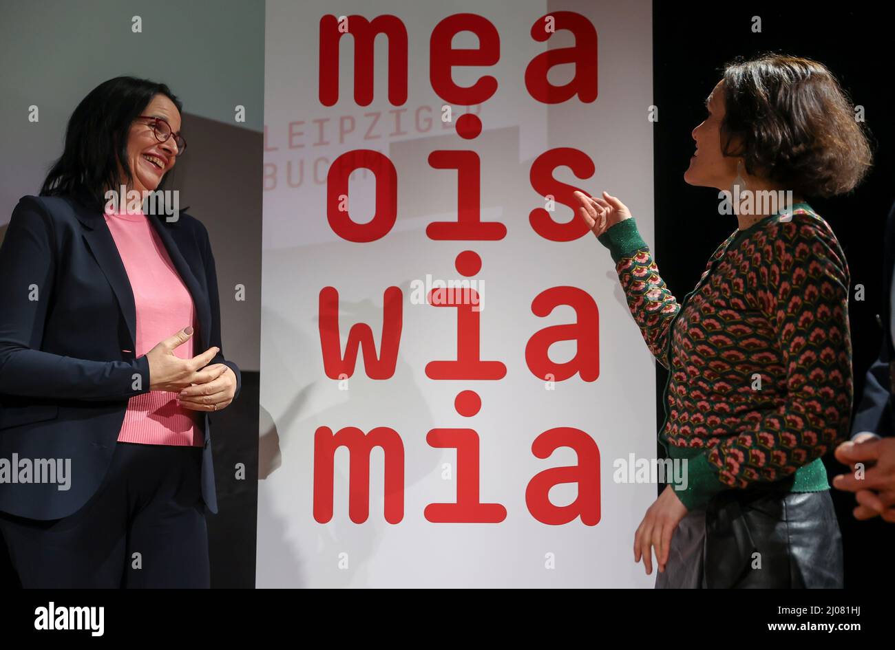 17 de marzo de 2022, Sajonia, Leipzig: Andrea Mayer (l), Secretaria de  Estado del Ministerio de Cultura austriaco, y Katja Gasser, Directora  Artística del Proyecto País Invitado, presentan el lema durante la