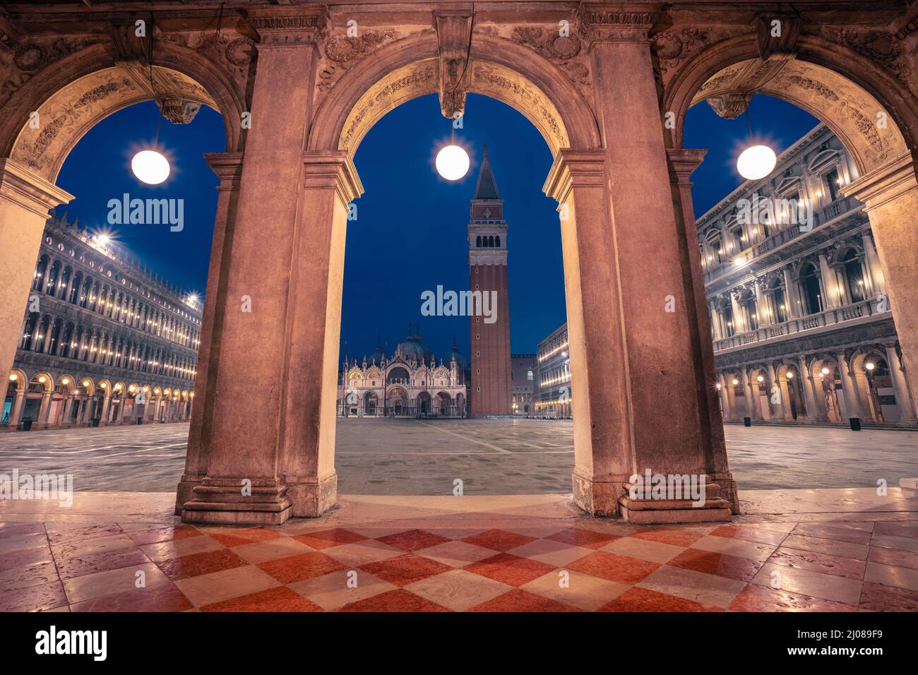 Venecia, Italia. Imagen del paisaje urbano de la plaza de San Marcos en Venecia, Italia al amanecer. Foto de stock