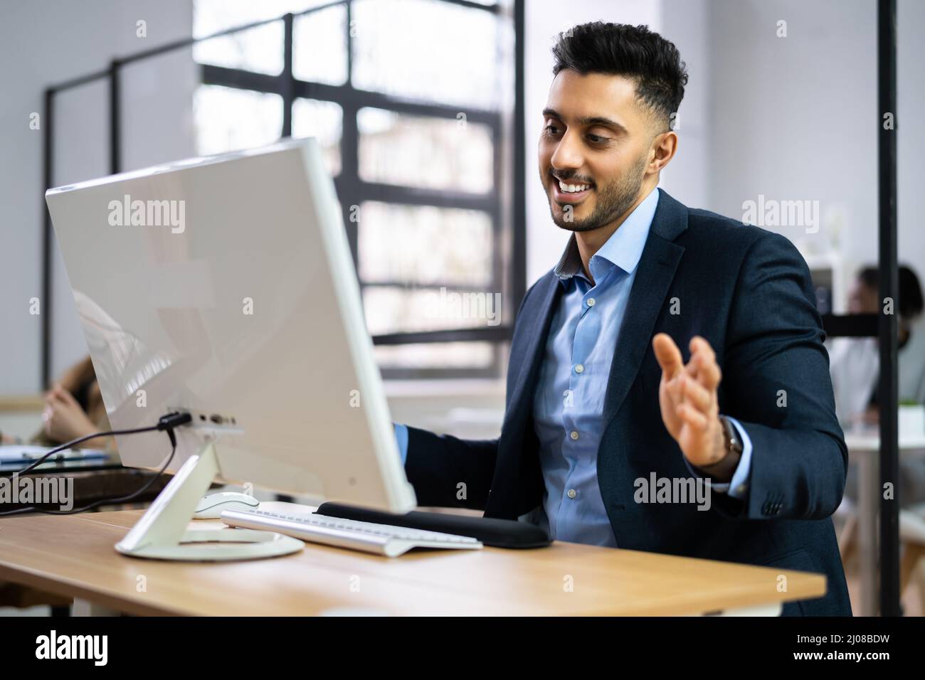 Empleado profesional feliz usando computadora para el trabajo Foto de stock