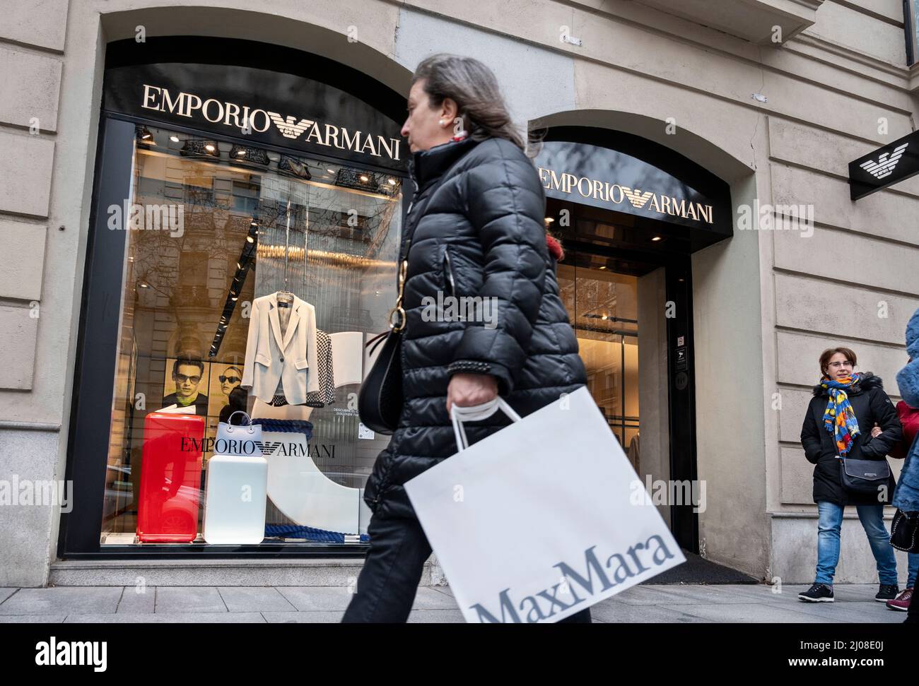 Madrid, España. 19th Feb, 2022. Una comprador pasa por la tienda de moda  italiana Emporio Armani mientras lleva una bolsa de compras de la marca Max  Mara en España. (Foto de Xavi