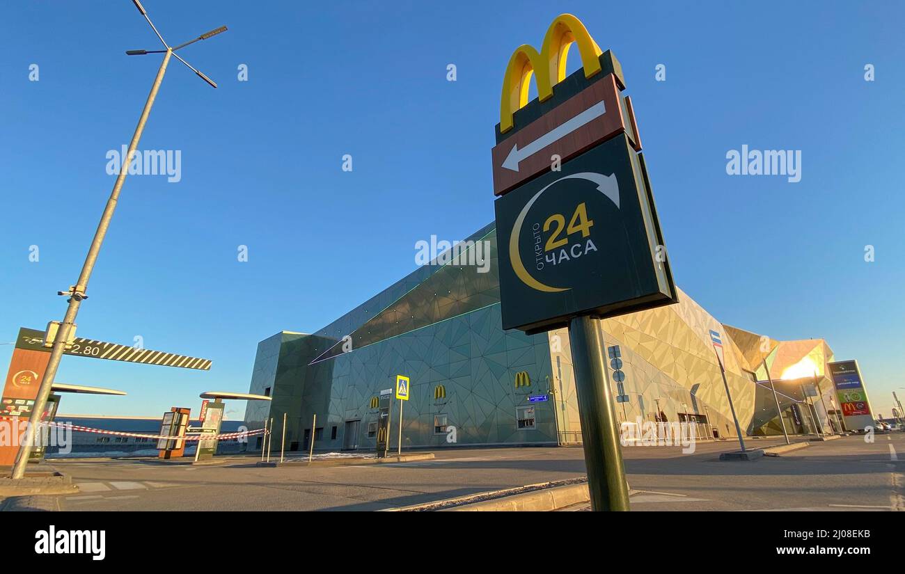 Un restaurante McDonald's cerrado se ve en la región de Moscú, Rusia 17 de marzo de 2022. FOTÓGRAFO REUTERS/REUTERS Foto de stock