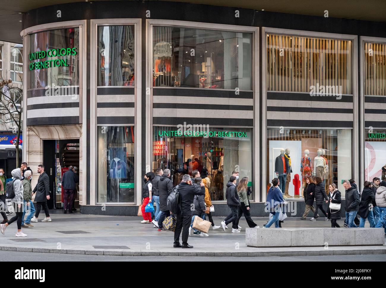 Madrid, España. 19th Feb, 2022. Los peatones pasan por la tienda de moda  italiana United Colors of Benetton en España. (Imagen de crédito: © Xavi  Lopez/SOPA Images via ZUMA Press Wire Fotografía