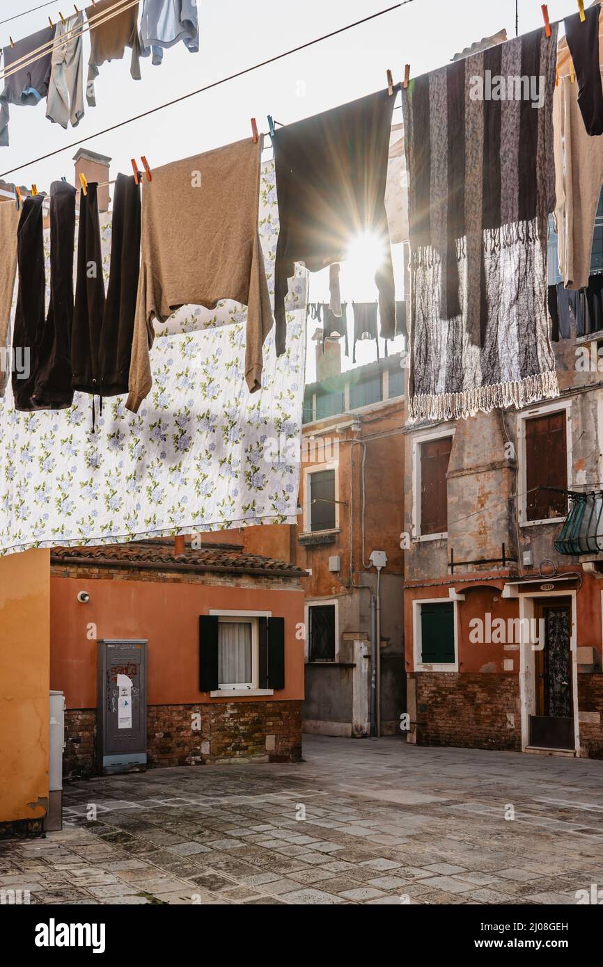Lavandería colgando de la fachada típica veneciana, calle Italia.Narrow con  edificios coloridos y ropa seca en cuerda, venecia.clean ropa secando al  aire libre Fotografía de stock - Alamy