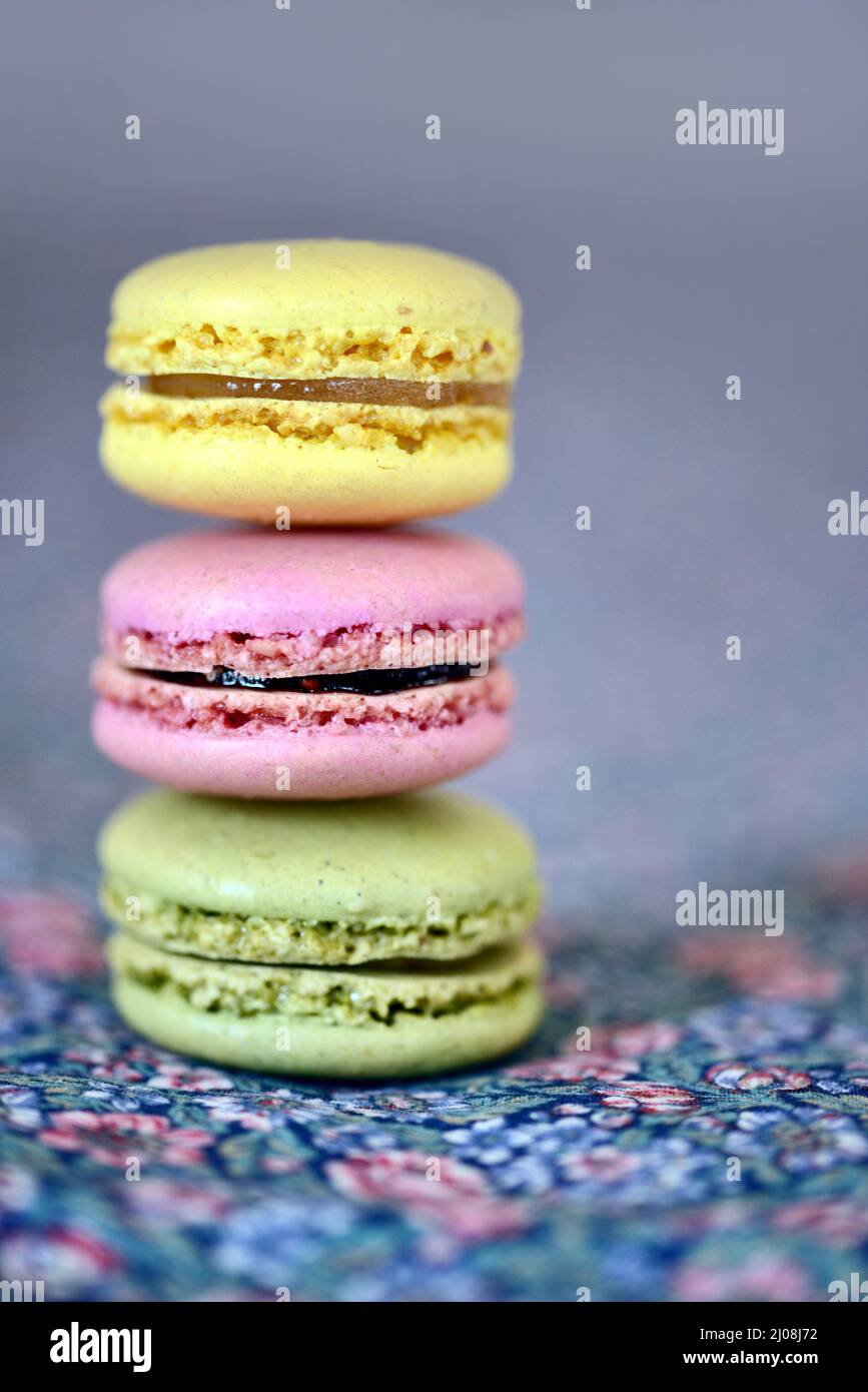 Pila de bonitas galletas de macaron francesas en tonos pastel con luz natural Foto de stock