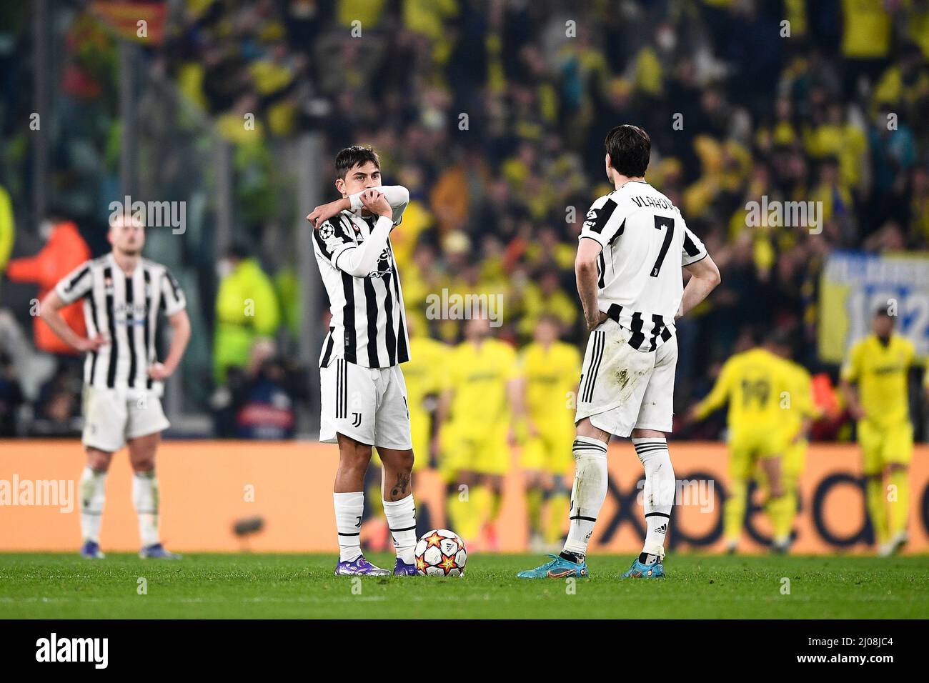 Turín, Italia. 16 de marzo de 2022. Paulo Dybala y Dusan Vlahovic de Juventus FC parecen desanimados durante la ronda de la UEFA Champions League de dieciséis partidos de fútbol de segunda Turín, Italia. 16 de marzo de 2022. Paulo Dybala y Dusan Vlahovic de Juventus FC parecen desanimados durante la ronda de la UEFA Champions League de dieciséis partidos de fútbol de segunda
