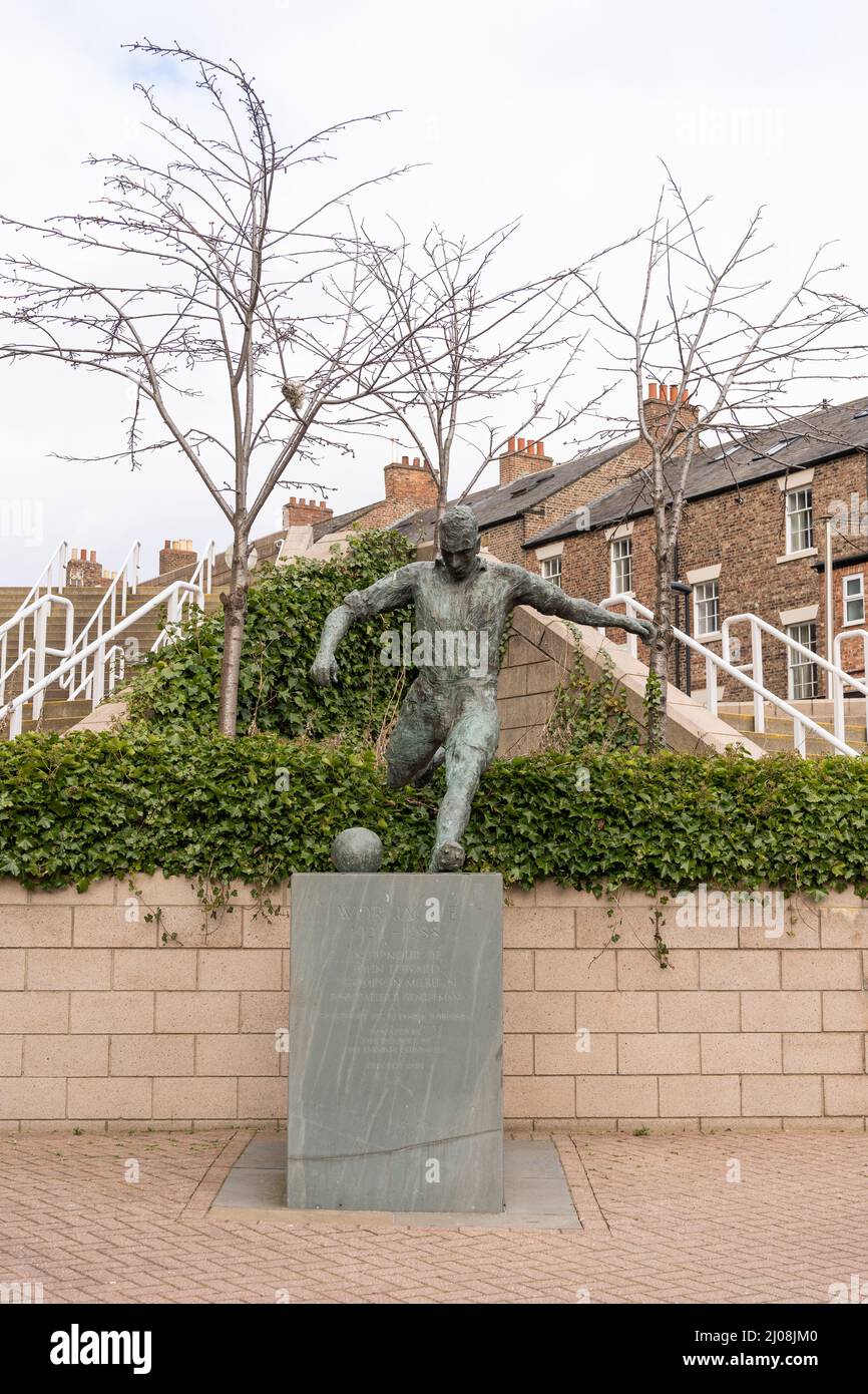 Estatua de Wor Jackie - futbolista Jackie Milburn en el campo del club de fútbol Newcastle United, St James' Park. Foto de stock