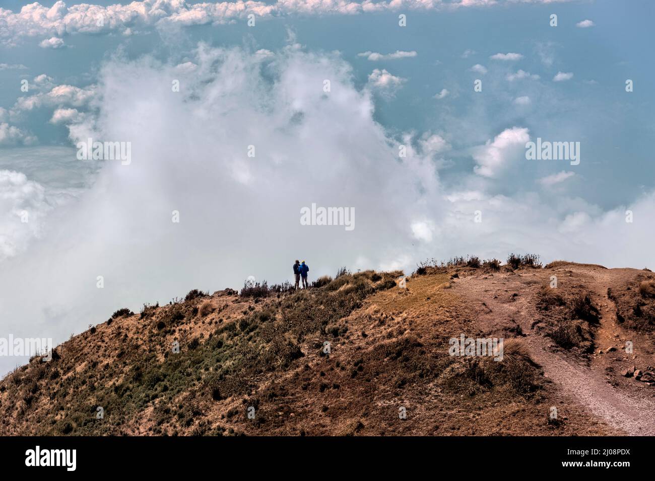 Excursionistas en las nubes en el volcán Santa María, Quetzaltenango, Guatemala Foto de stock