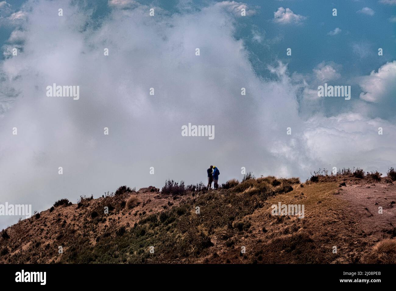 Excursionistas en las nubes en el volcán Santa María, Quetzaltenango, Guatemala Foto de stock