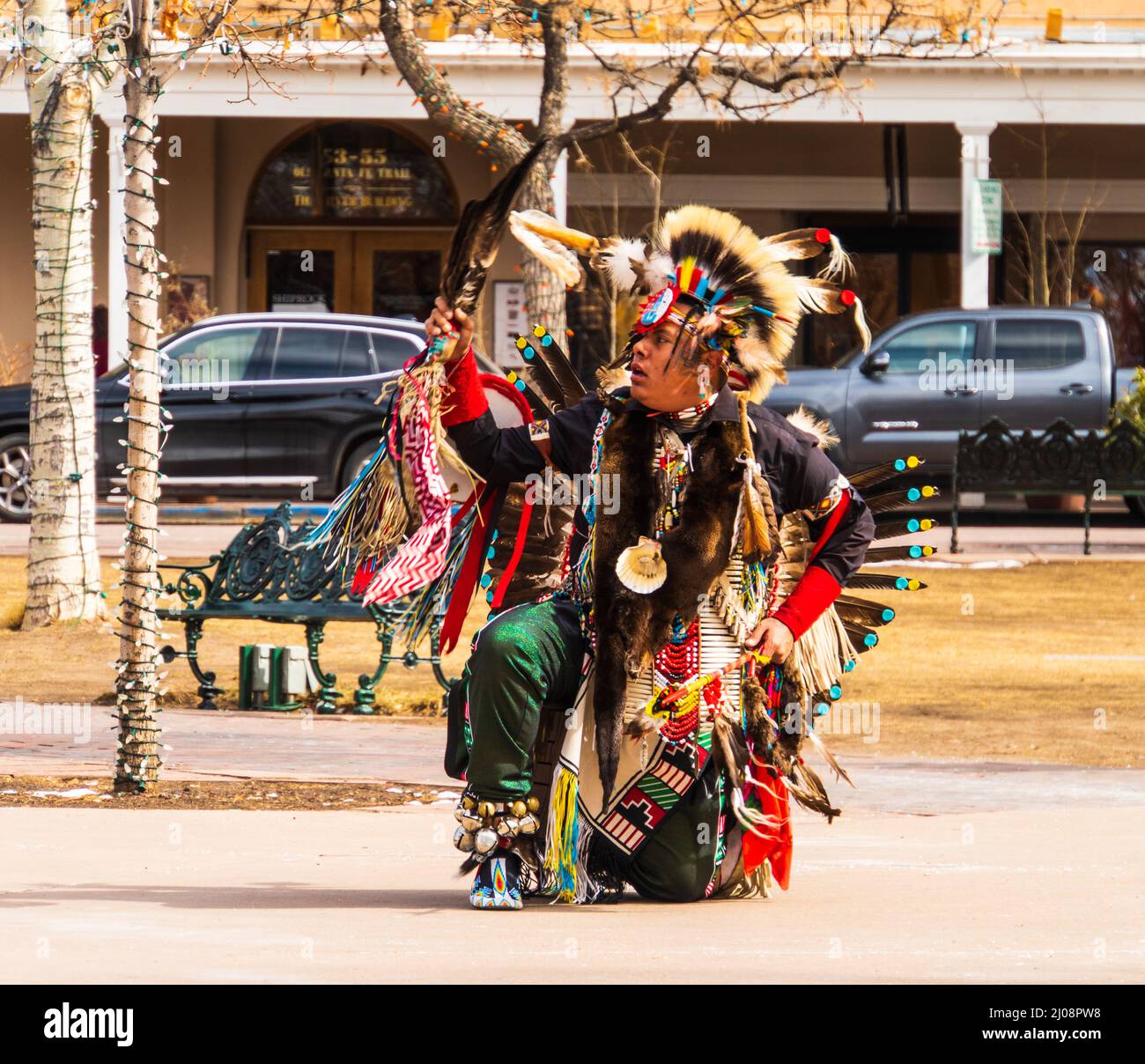 Santa Fe, Nuevo México/EE.UU.- 25 de febrero de 2022: Bailarín indígena nativo americano en el baile tradicional de disfraces en la plaza Foto de stock