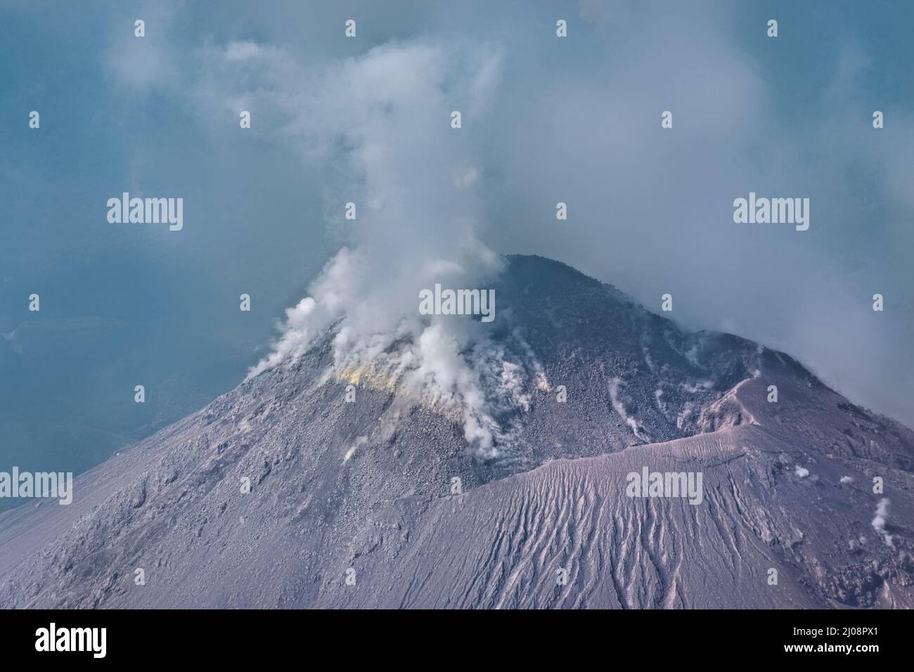 Cúpula de lava de Santiaguito en erupción frente al volcán Santa María, Quetzaltenango, Guatemala Foto de stock