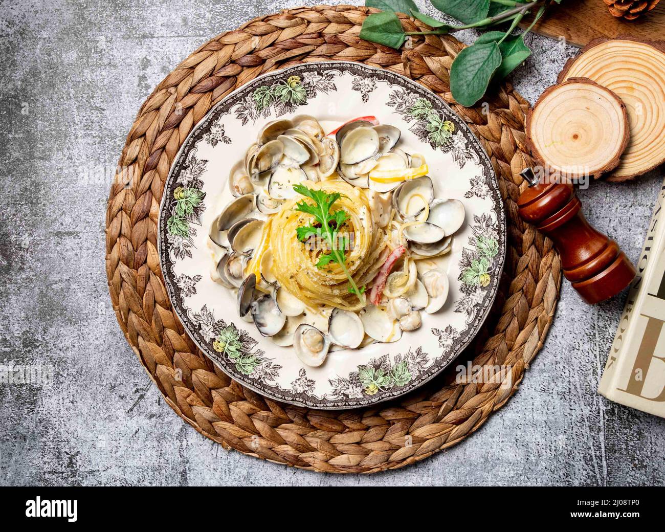 Comida tailandesa Almejas blancas de salsa en una vista de la parte superior de un plato sobre fondo gris Taiwán comida de la calle Foto de stock