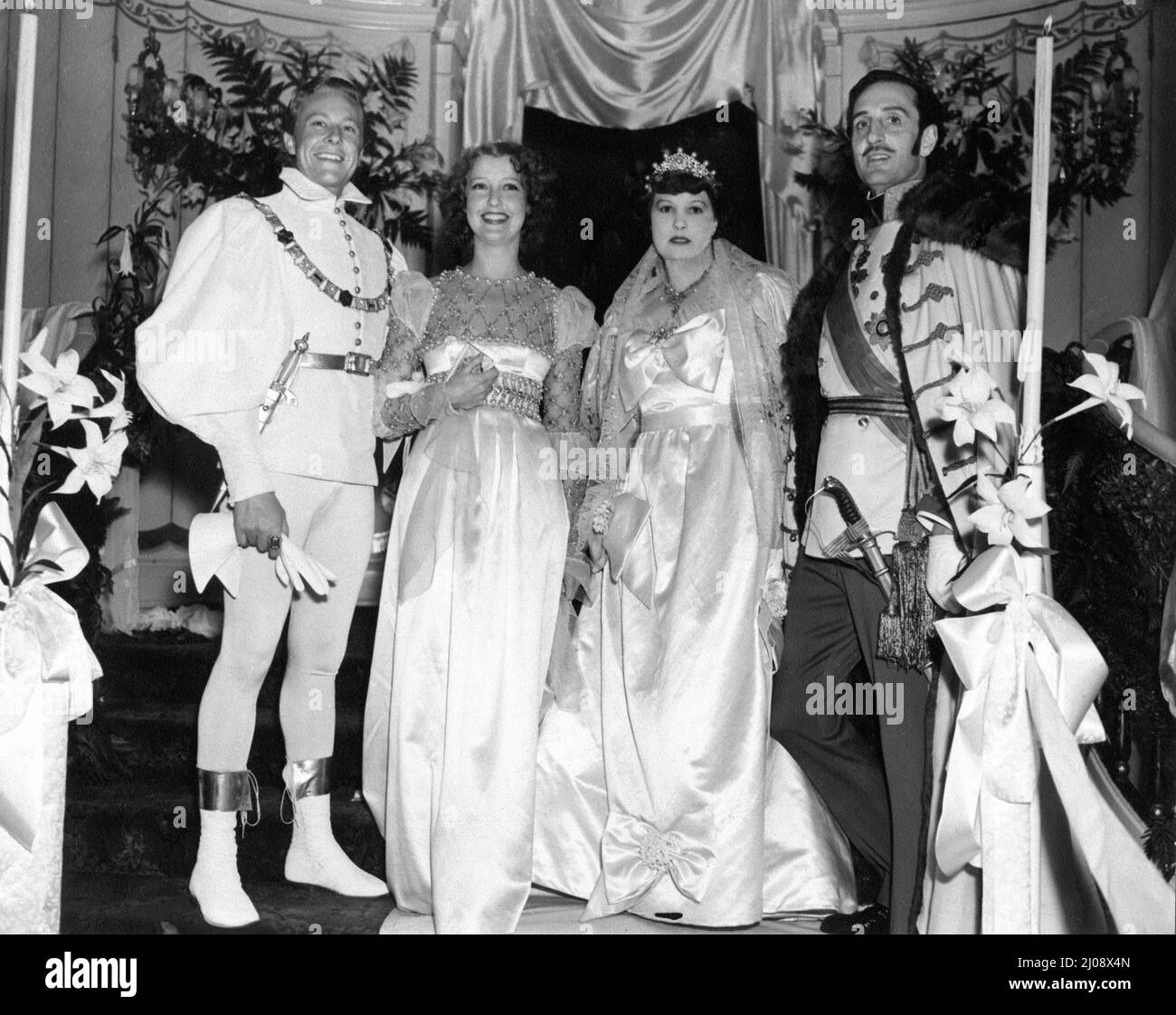 Los huéspedes GENES RAYMOND y JEANETTE MacDonald (vestido como Romeo y Julieta) con los anfitriones OUIDA y BASIL RATHBONE (Disfrazada como la emperatriz Isabel de Austria y el emperador Franz Josef) En Fiesta del Aniversario de Bodas de 11th el 18th de abril de 1937 de Basil y Ouida Rathbone en el Victor Hugo Restaurante en Hollywood Foto de stock