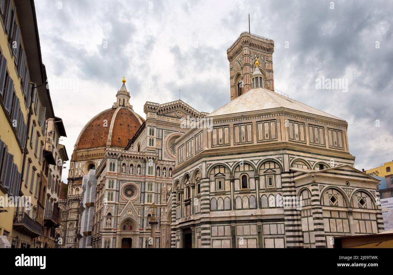 La catedral de Florencia y el campanario de Gitto en la Piazza del Duomo, Florencia, región de la Toscana, Italia Foto de stock