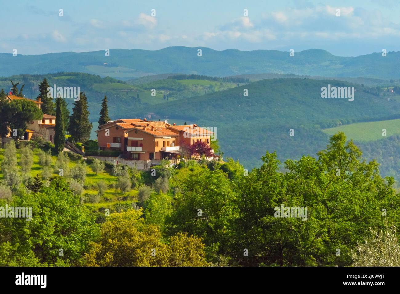 Casa de pueblo en la cima de la colina, Chianti, Toscana Región, Italia Foto de stock