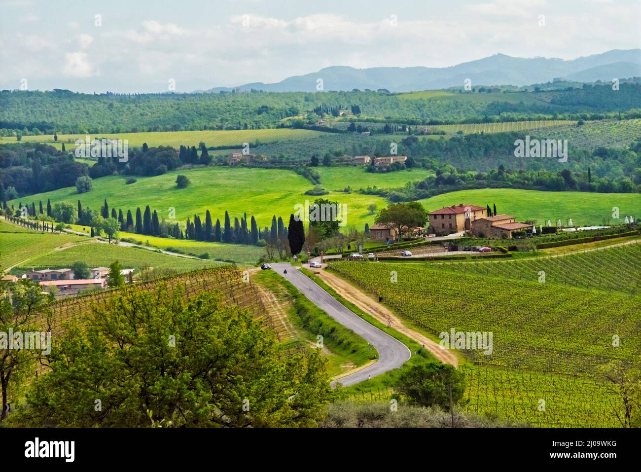 Casa de pueblo con viñedos, Chianti, Toscana Región, Italia Foto de stock