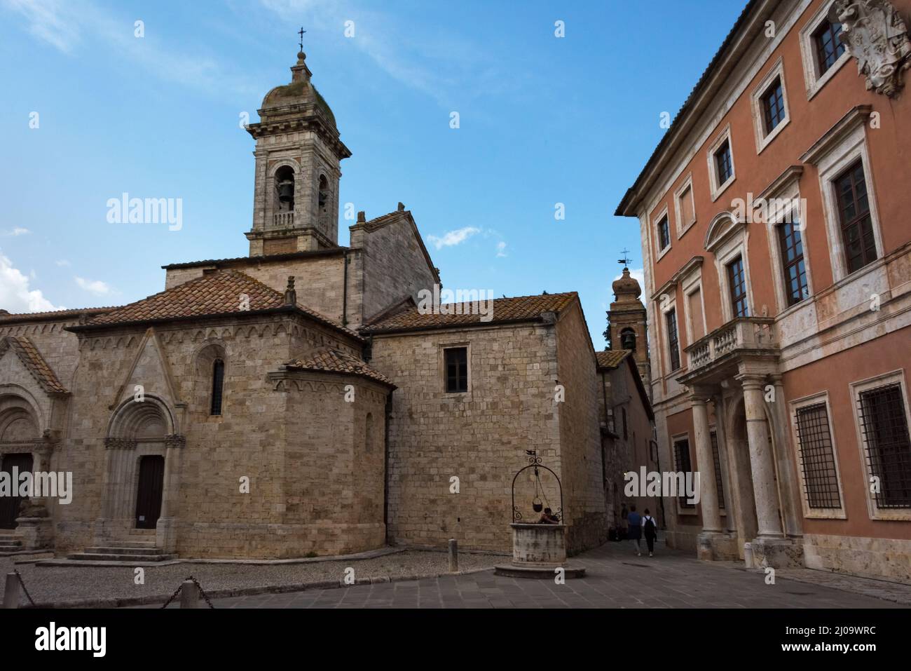Colegiata en la histórica ciudad de San Quirico d'Orcia, provincia de Siena, región Toscana, Italia Foto de stock