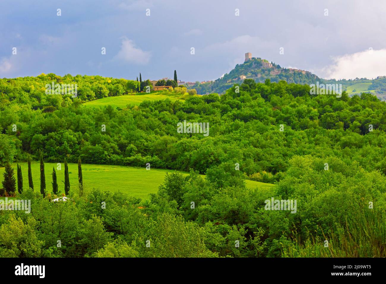 Castiglione d'Orcia (también conocido Rocca di Tentennano) en la cima de la colina, Provincia de Siena, Región Toscana, Italia Foto de stock