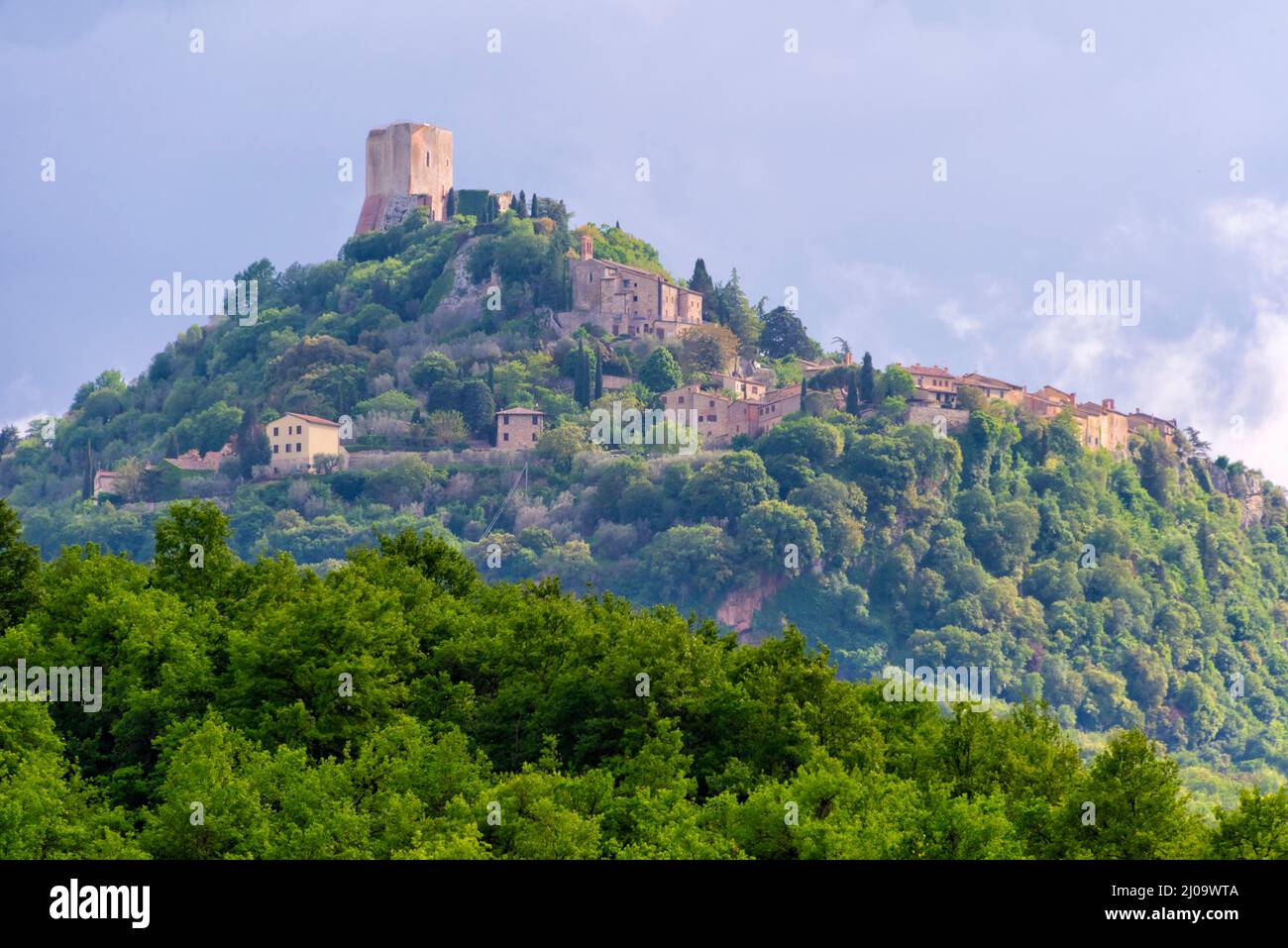 Castiglione d'Orcia (también conocido Rocca di Tentennano) en la cima de la colina, Provincia de Siena, Región Toscana, Italia Foto de stock