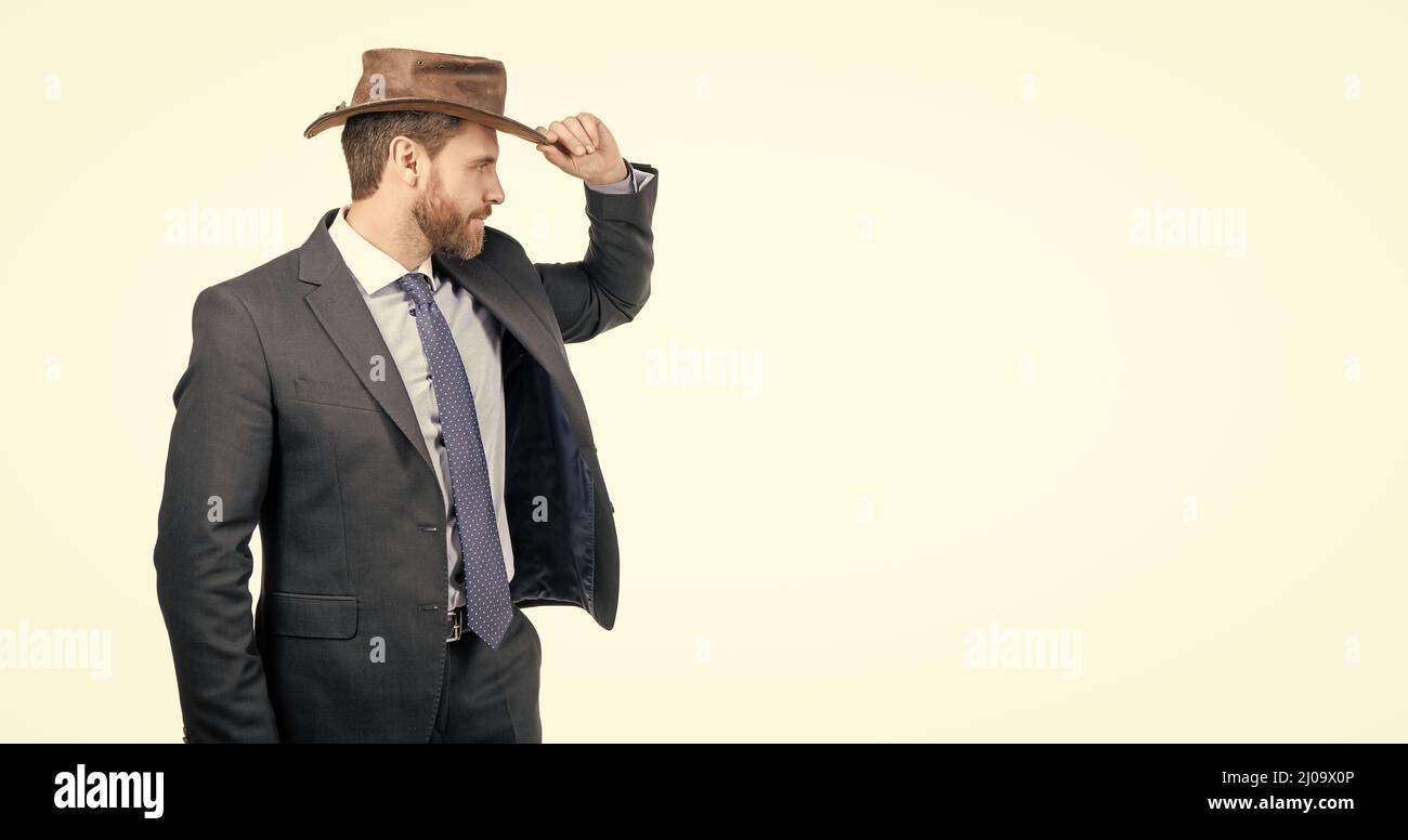 Hombre profesional serio en traje formal fijar sombrero vaquero aislado en  espacio de copia blanca, hombre de negocios Fotografía de stock - Alamy
