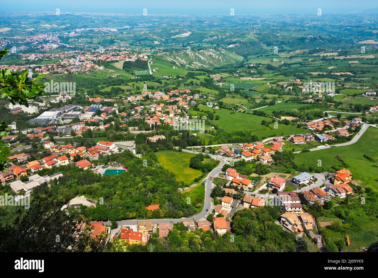 Vista aérea de las casas desde el Monte Titano, San Marino, República de San Marino Foto de stock