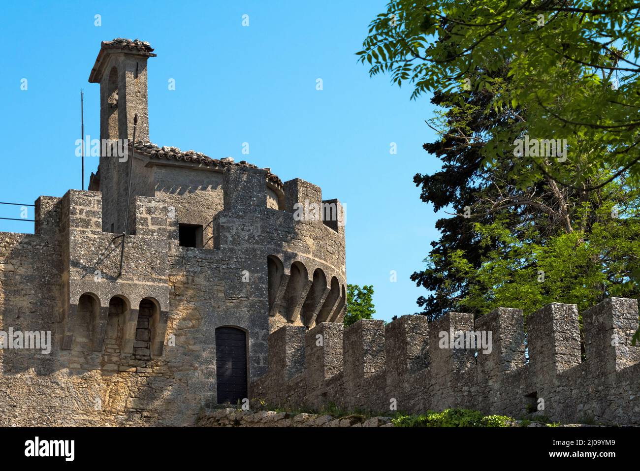 Antigua muralla y torre de la ciudad, San Marino, República de San Marino Foto de stock