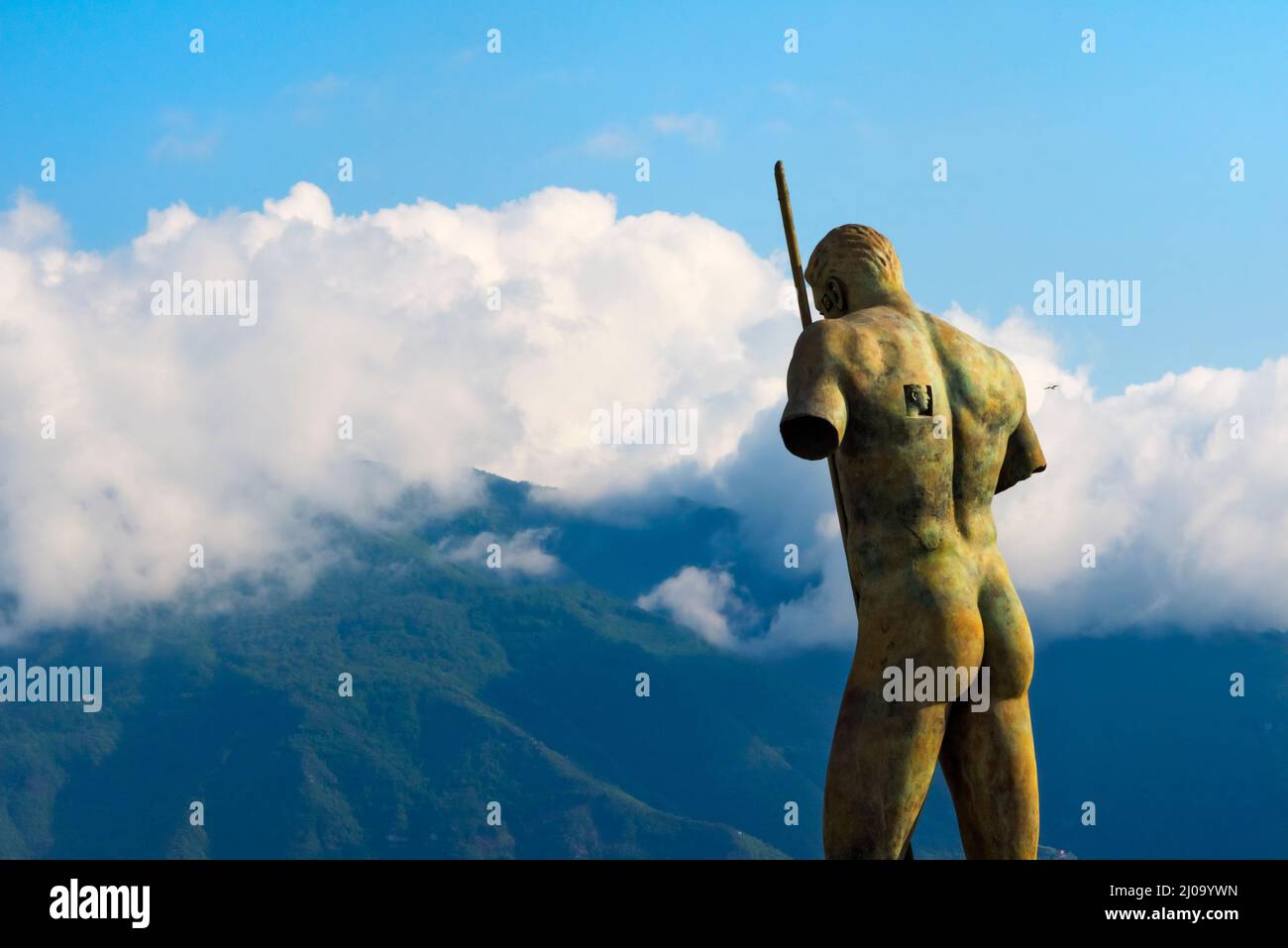 Ruinas de Pompeya, estatua en el Foro frente al Monte Vesubio, Patrimonio de la Humanidad de la UNESCO, provincia de Nápoles, región de Campania, Italia Foto de stock