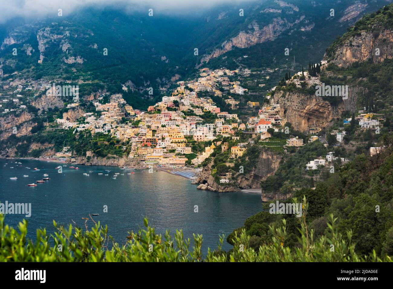 Positano a lo largo de la costa de Amalfi, región de Compania, Italia Foto de stock