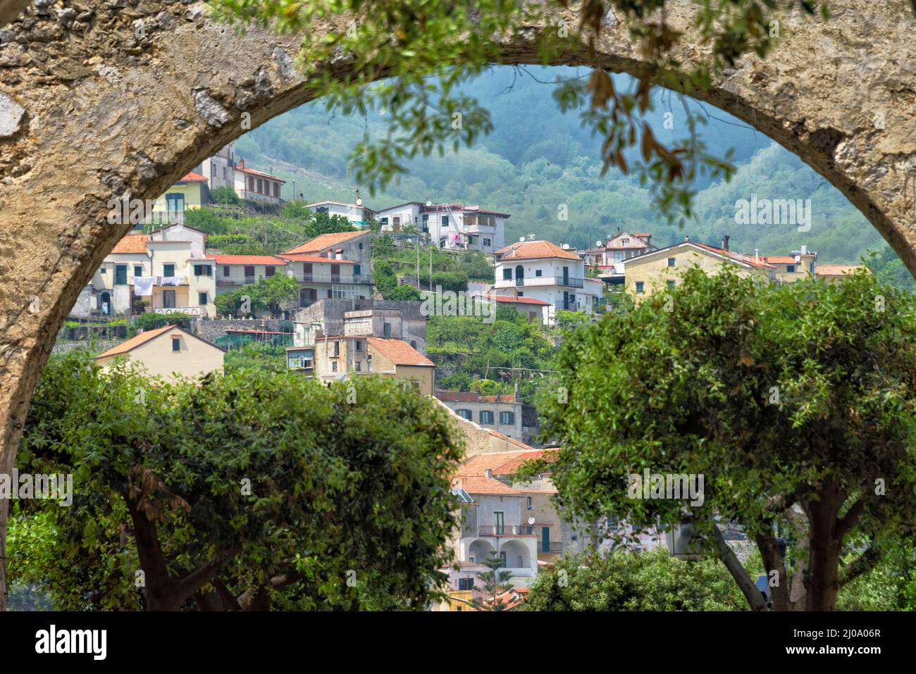 Vista a través de la antigua puerta de la ciudad, Ravello, la costa de Amalfi, la provincia de Salerno, la región de Compania, Italia Foto de stock