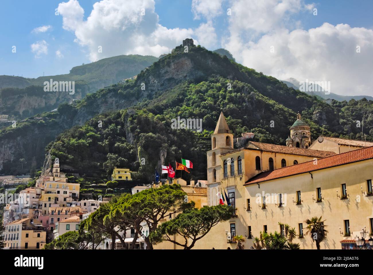 Amalfi a lo largo de la costa de Amalfi, provincia de Salerno, región de Compania, Italia Foto de stock
