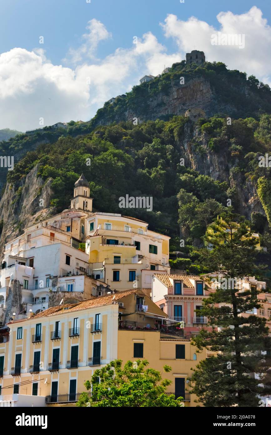 Amalfi a lo largo de la costa de Amalfi, provincia de Salerno, región de Compania, Italia Foto de stock