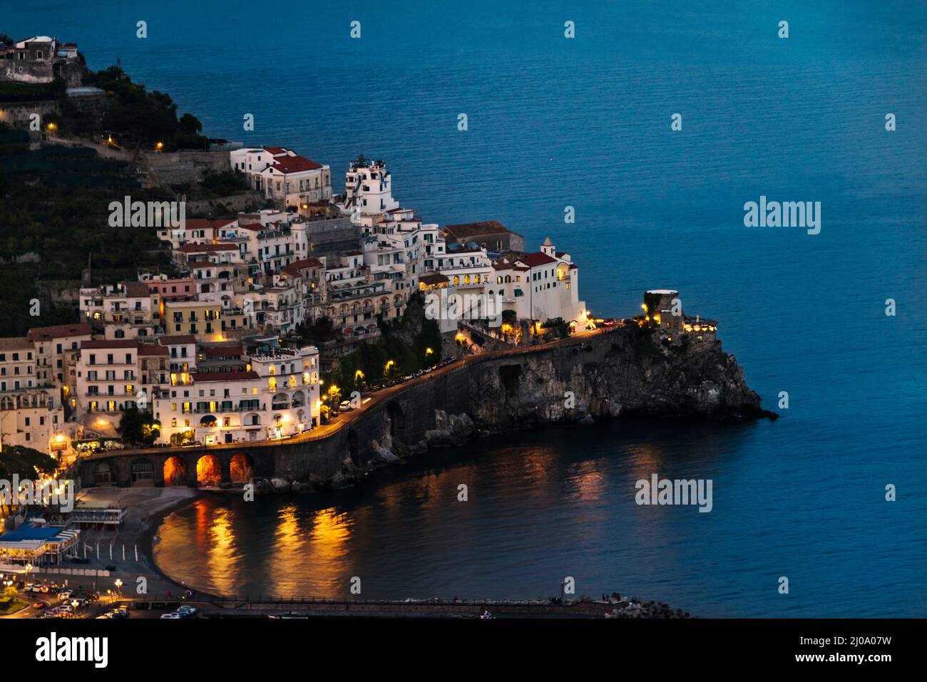 Vista nocturna de Amalfi a lo largo de la costa de Amalfi, provincia de Salerno, región de Compania, Italia Foto de stock