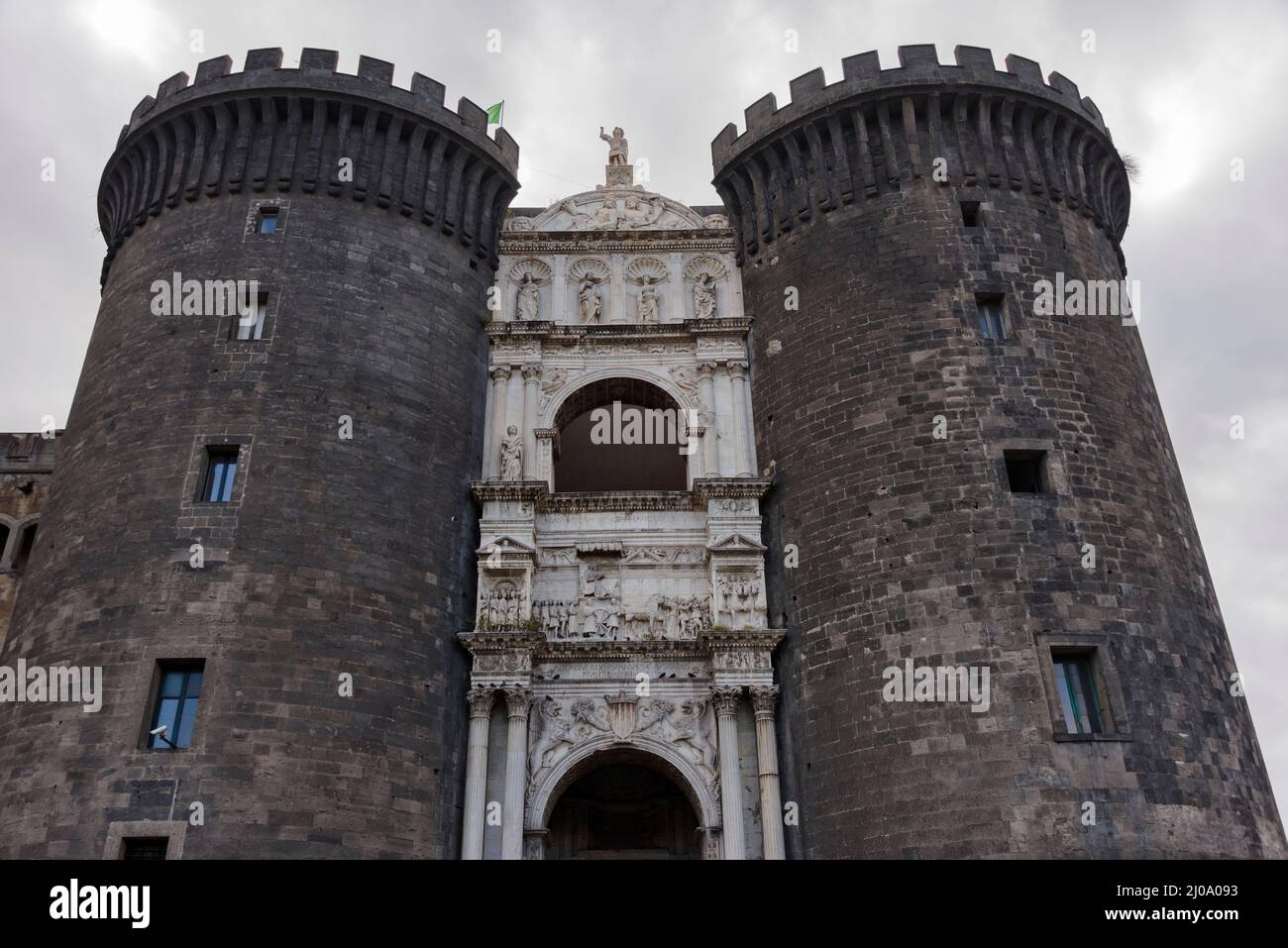 Castel Nuovo (Castillo de Maschio Angioino, o Castillo Nuevo), Nápoles, región de Campania, Italia Foto de stock