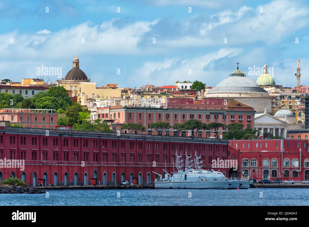 Puerto y edificios a orillas del mar, Nápoles, región de Campania, Italia Foto de stock