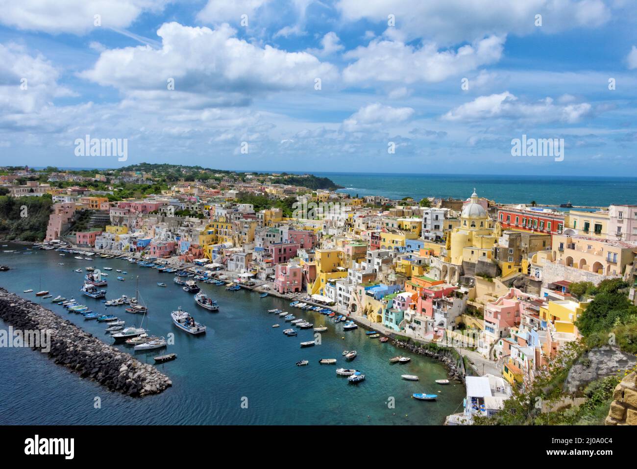 Santuario de Santa Maria delle Grazie y coloridas casas a lo largo del puerto, Procida, Nápoles, región de Campania, Italia Foto de stock