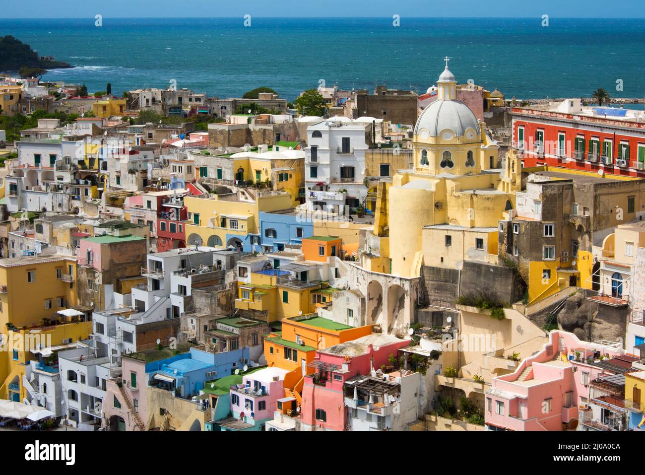 Santuario de Santa Maria delle Grazie y coloridas casas a lo largo del puerto, Procida, Nápoles, región de Campania, Italia Foto de stock