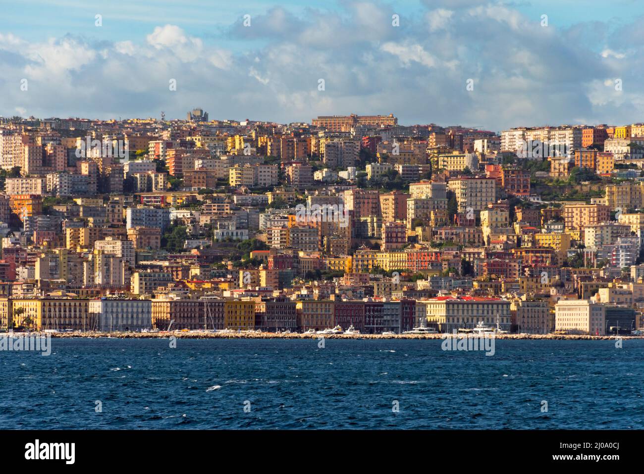 Edificios a lo largo de la costa, Nápoles, región de Campania, Italia Foto de stock