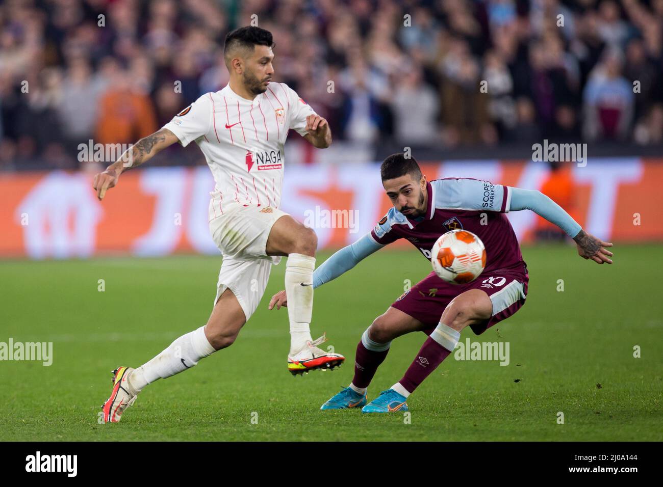 LONDRES, REINO UNIDO. MAR 17th Tecatito Corona de Sevilla controla el balón durante el partido de la Liga Europea de la UEFA entre West Ham United y Sevilla FC en el London Stadium, Stratford, el jueves 17th de marzo de 2022. (Crédito: Federico Maranesi | Mi Noticias) Crédito: MI Noticias y Deporte / Alamy Live News Foto de stock